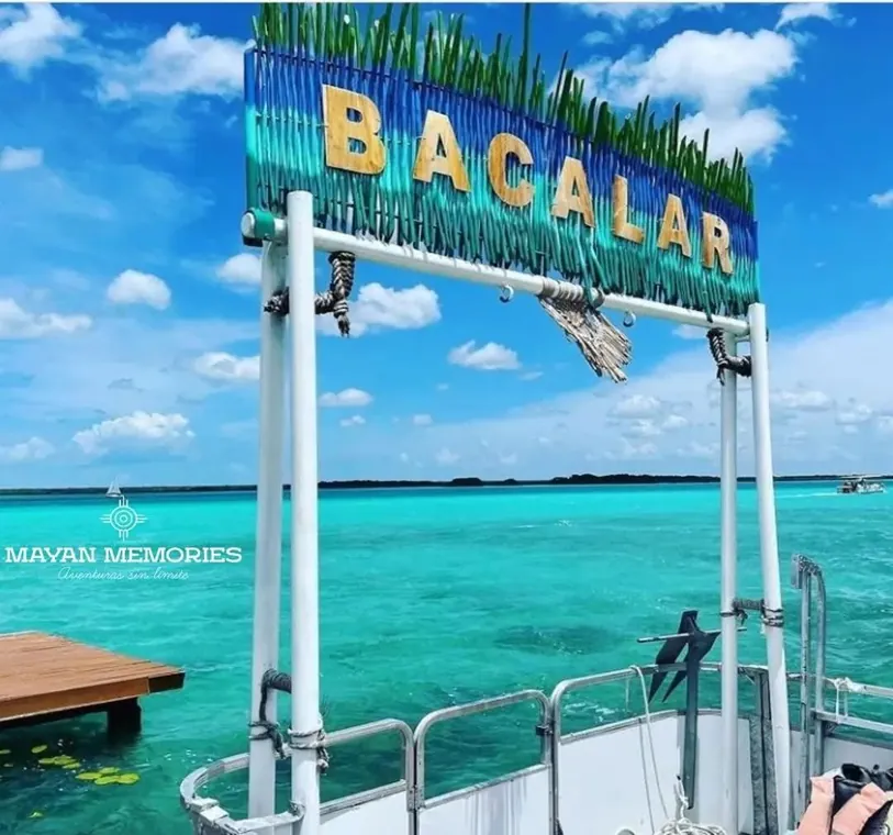 Arch with the Bacalar sign on a pier over the turquoise lagoon