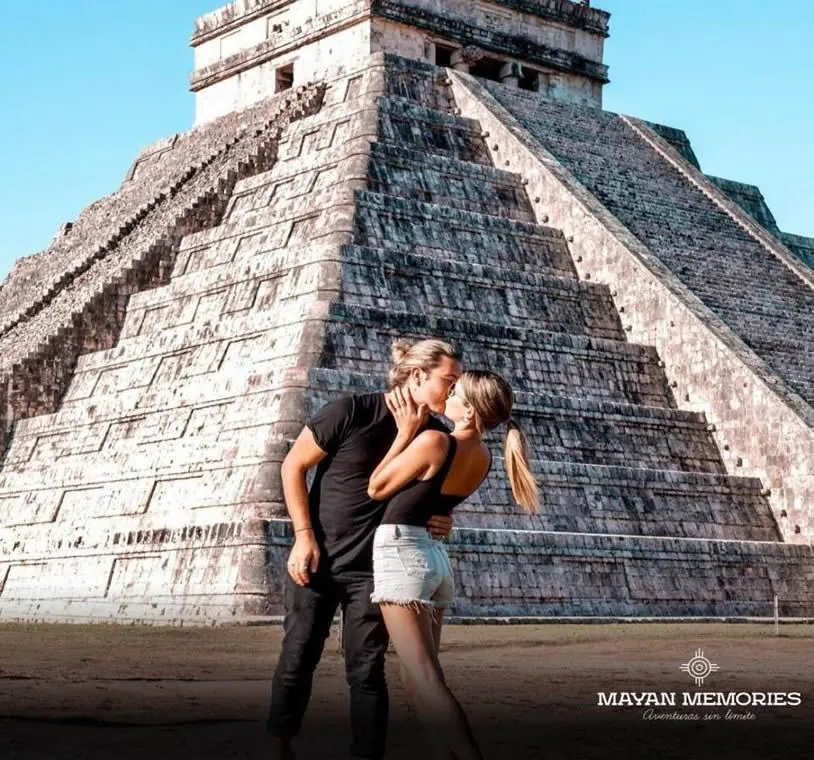 Couple kissing in front of the Chichén Itzá pyramid