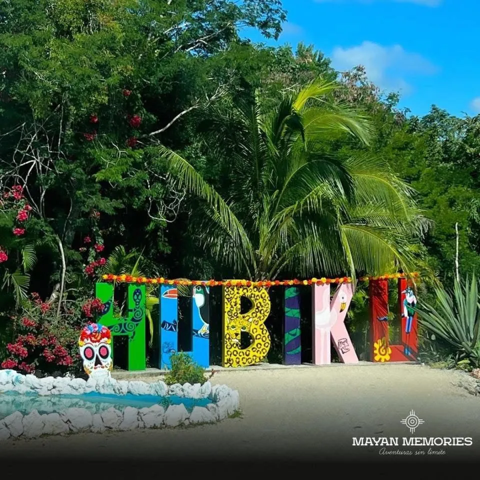 Letras de colores de Hubiku entre la vegetación