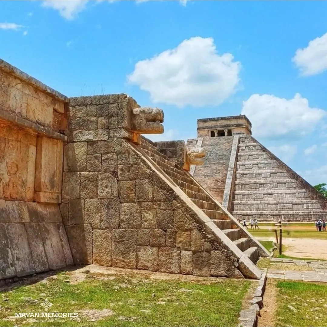 Ruinas de piedra con la pirámide de Chichén Itzá al fondo
