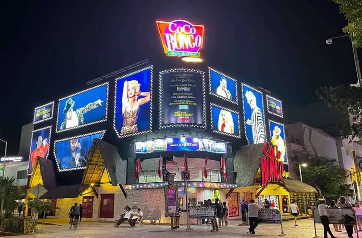 Fachada iluminada de Coco Bongo Playa del Carmen de noche