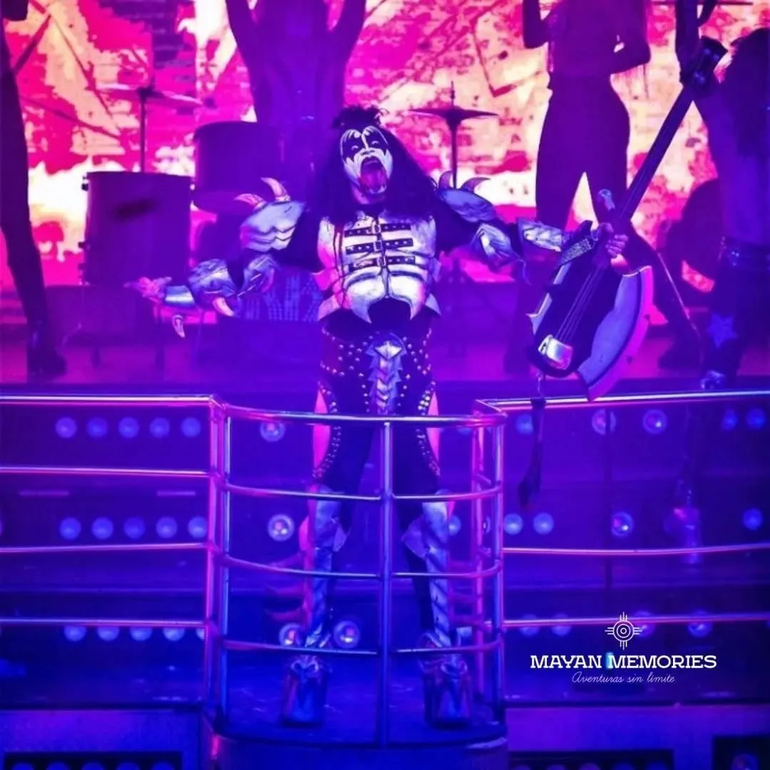 Artista con disfraz de rock bajo luces moradas en el escenario