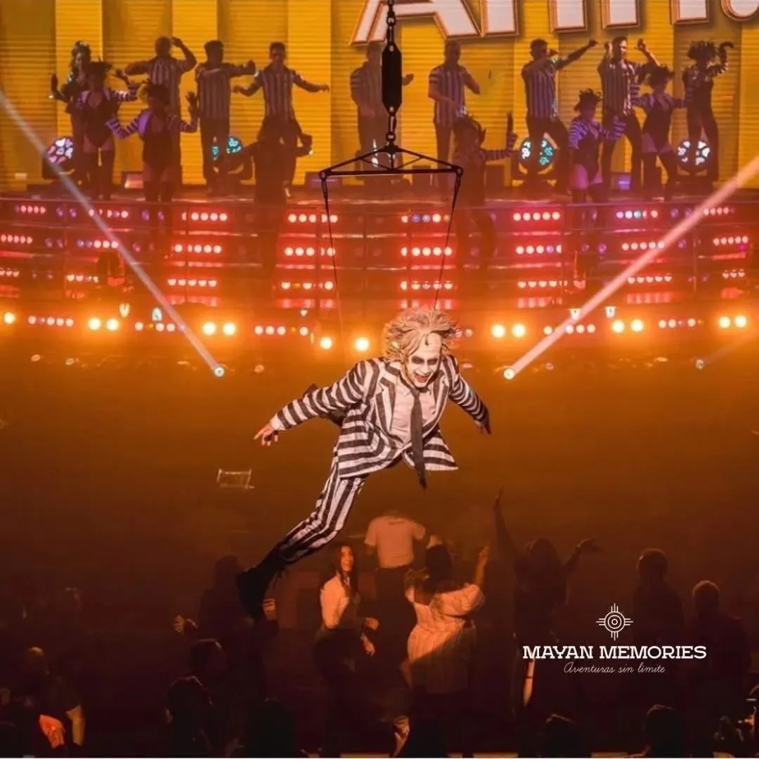 Artista con traje a rayas actuando bajo luces naranjas