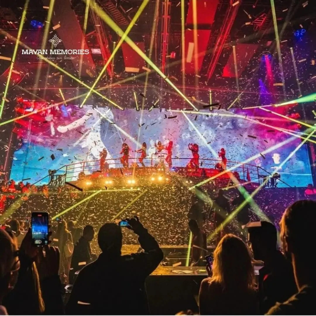 Público con celulares frente al escenario lleno de láseres