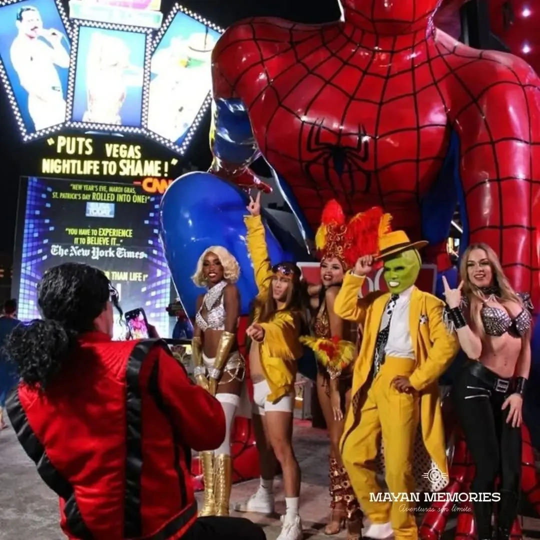 Personajes disfrazados posando con visitantes en la entrada