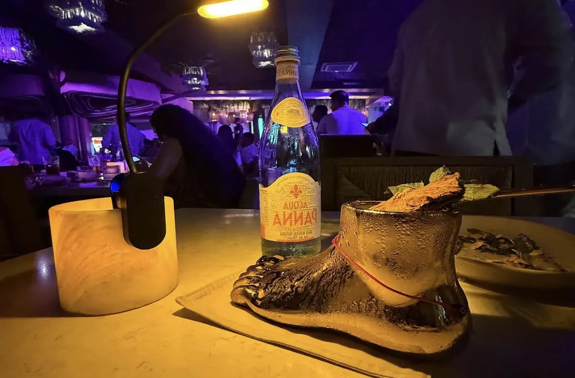 Mesa servida en el salón de Ilios con luz tenue
