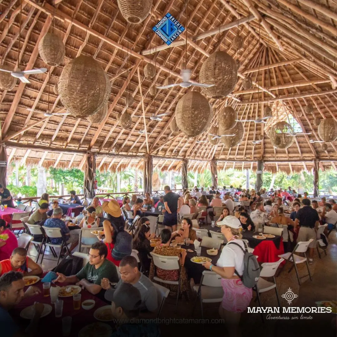 Restaurante lleno bajo una gran palapa en Isla Mujeres