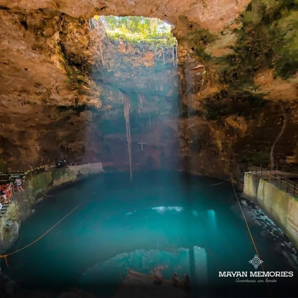 Cenote Hubiku con un haz de luz sobre el agua
