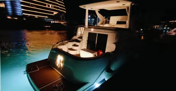 Yate Meridian de noche con la cubierta iluminada