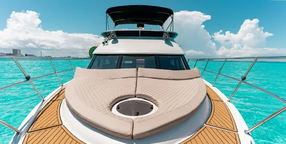 Proa del yate con piso de teca y el flybridge al fondo