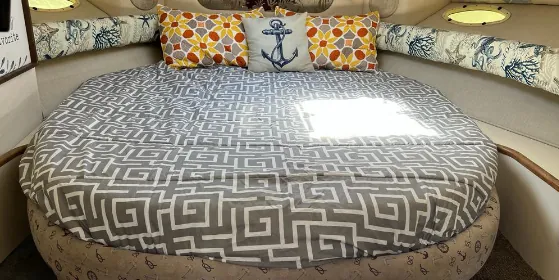 Cama de la cabina con cojines estampados de anclas