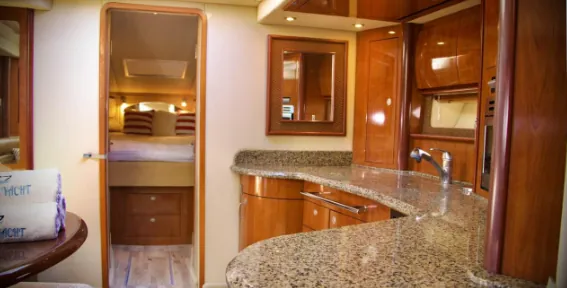 Cocina interior del yate con acabados de madera