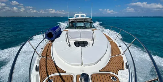 Yate Sea Ray navegando a velocidad visto desde el aire