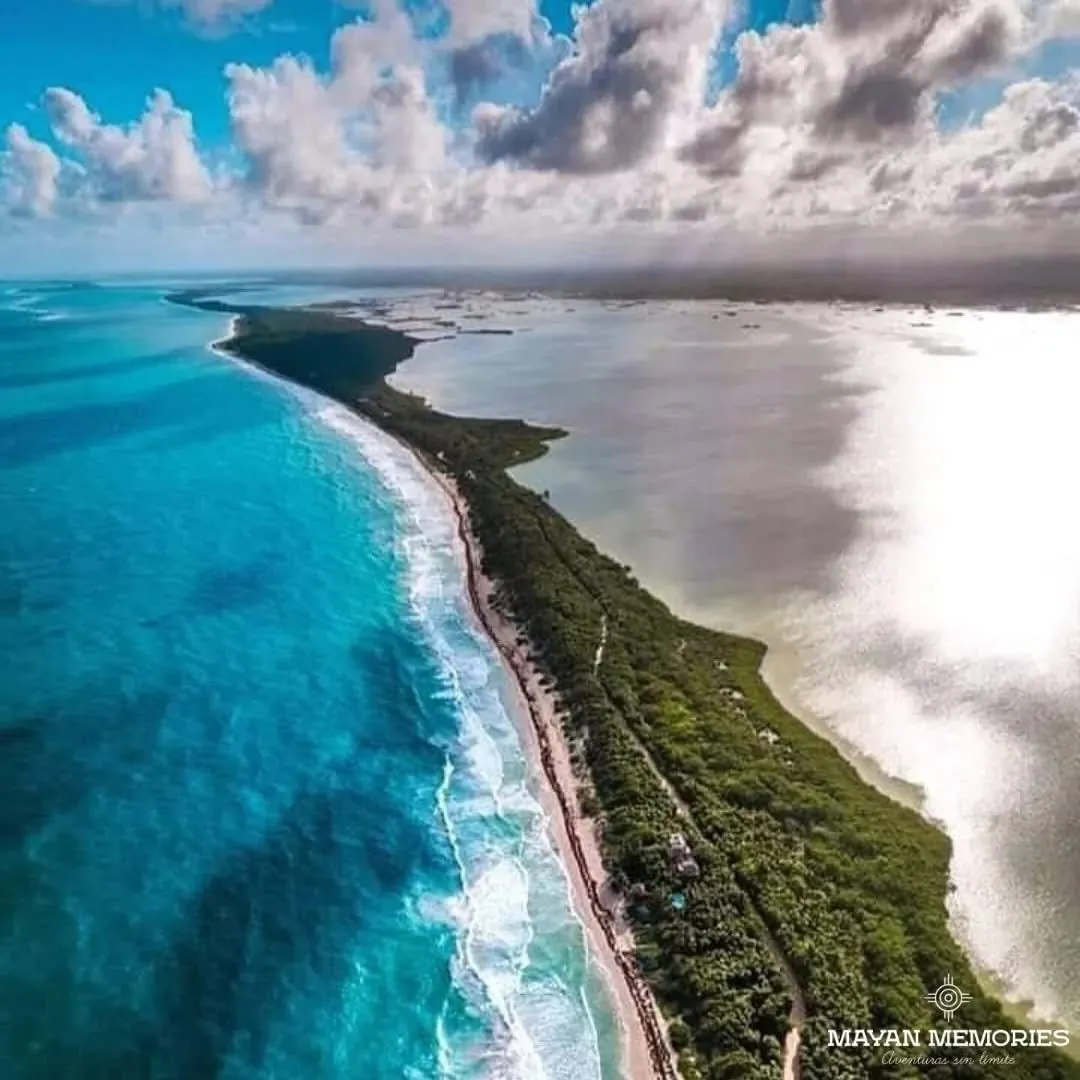 Vista aérea de la costa de Sian Ka'an entre laguna y mar
