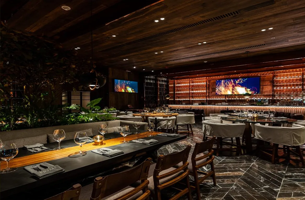 Salón de Sonora Prime con madera oscura y mesas puestas