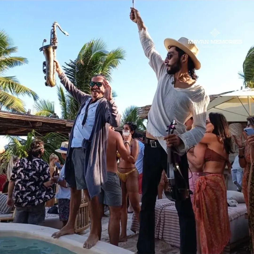 Hombre con sombrero celebrando con una bengala en la fiesta