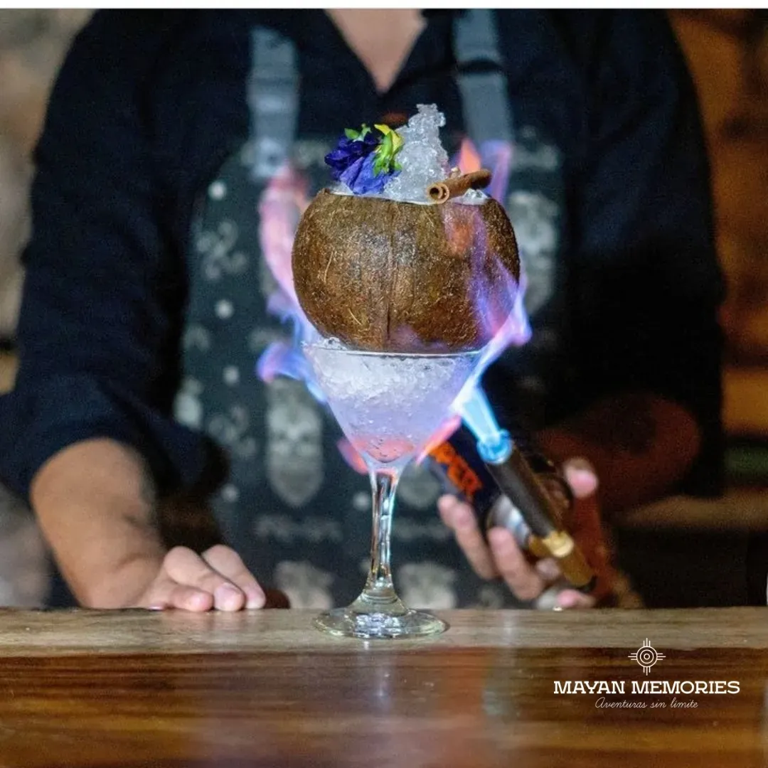 Cóctel en coco con una bengala encendida